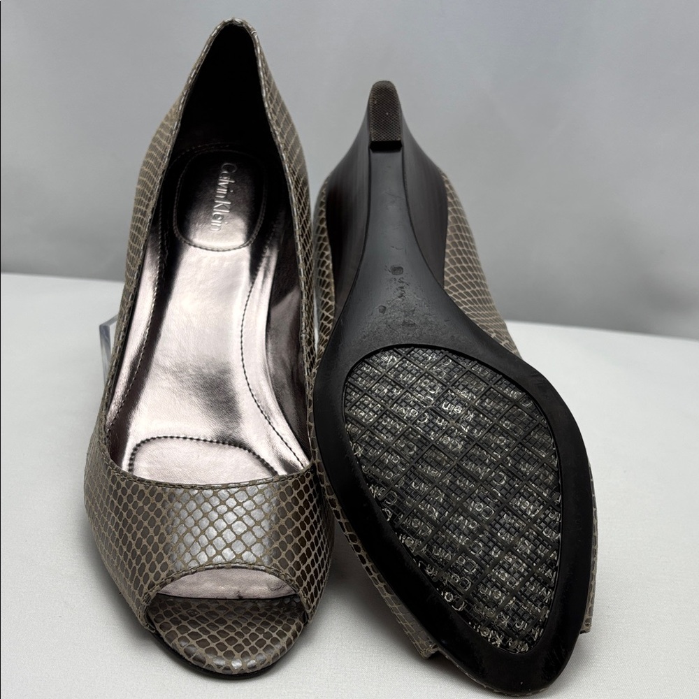 Calvin Klein “Bree” Peep-Toe Wedge Heels Metallic/Snakes Design W Sz8 #0245 - Picture 7 of 13